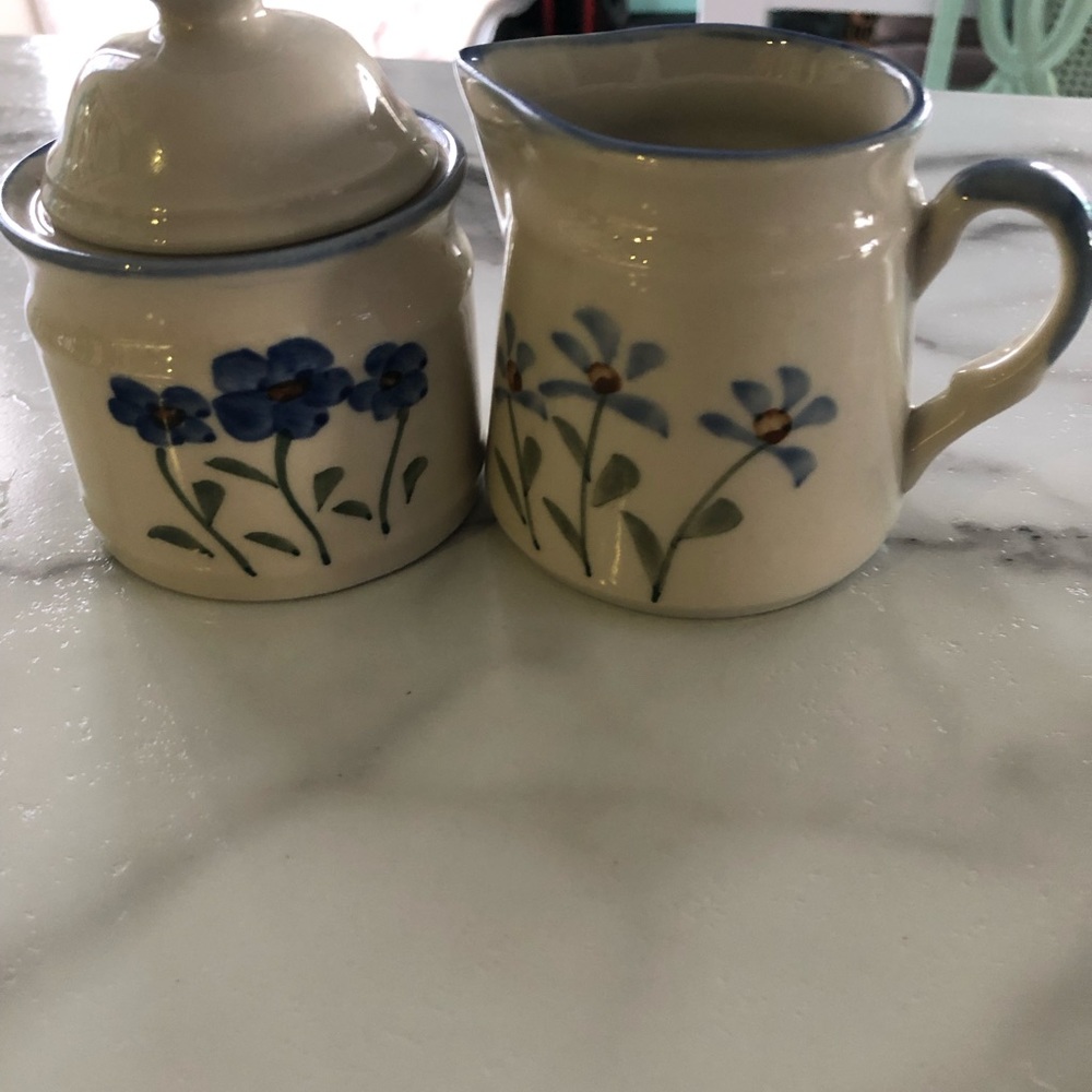 Cream and sugar with lid